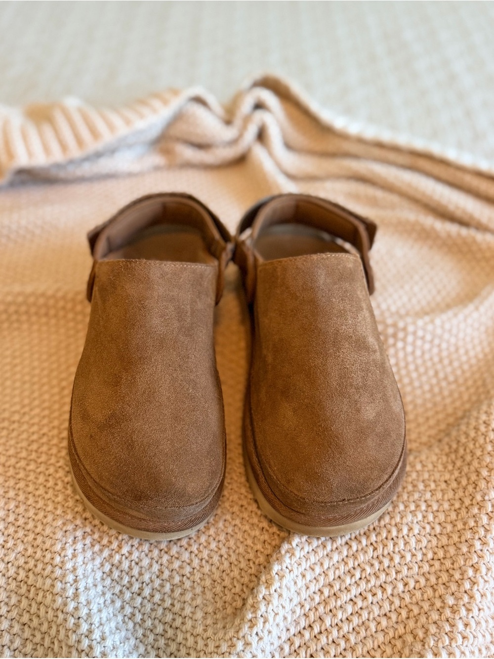 UGG Goldenstar Clogs in Chestnut/Brown suede, women’s size 9 🤎
